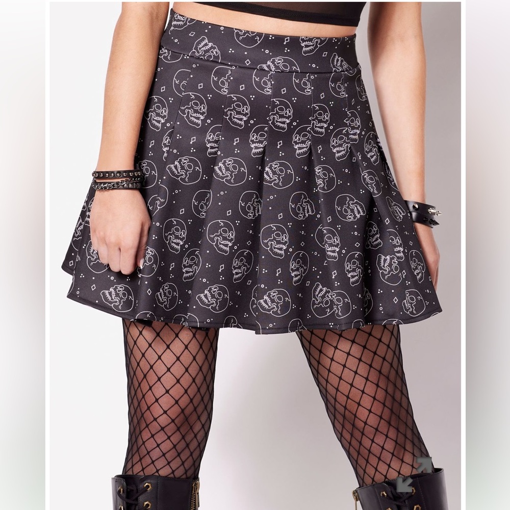 Spencer’s black pleated skulls skirts small